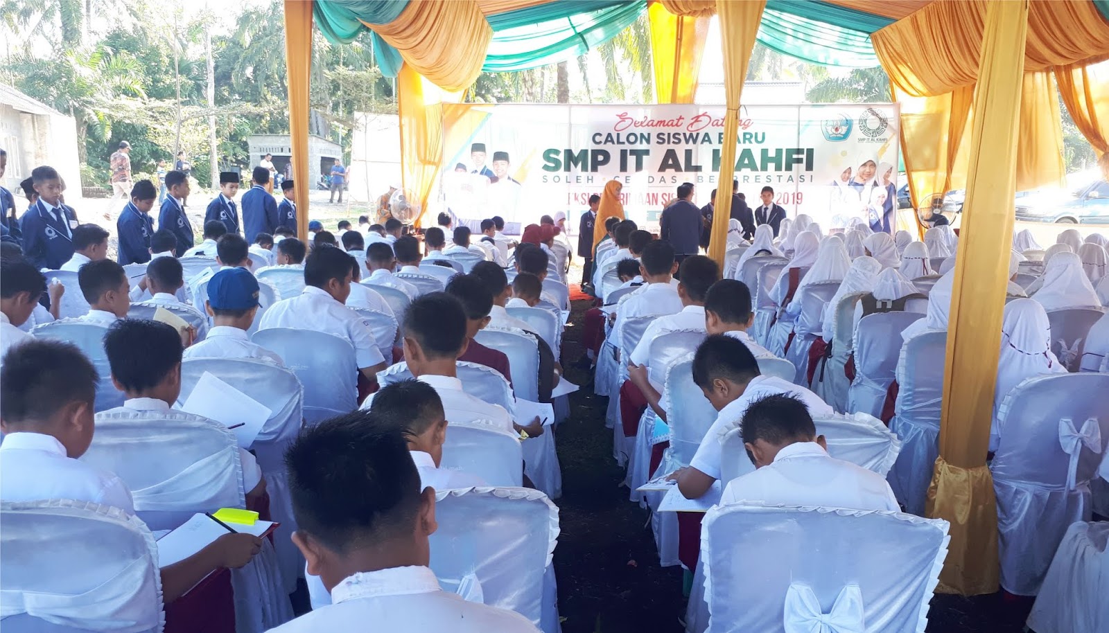 Mengapa Memilih Boarding School? SMPIT AL KAHFI Mengapa Memilih Boarding School? SMPIT AL KAHFI