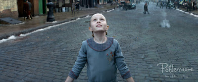 Bambina in una strada di New York