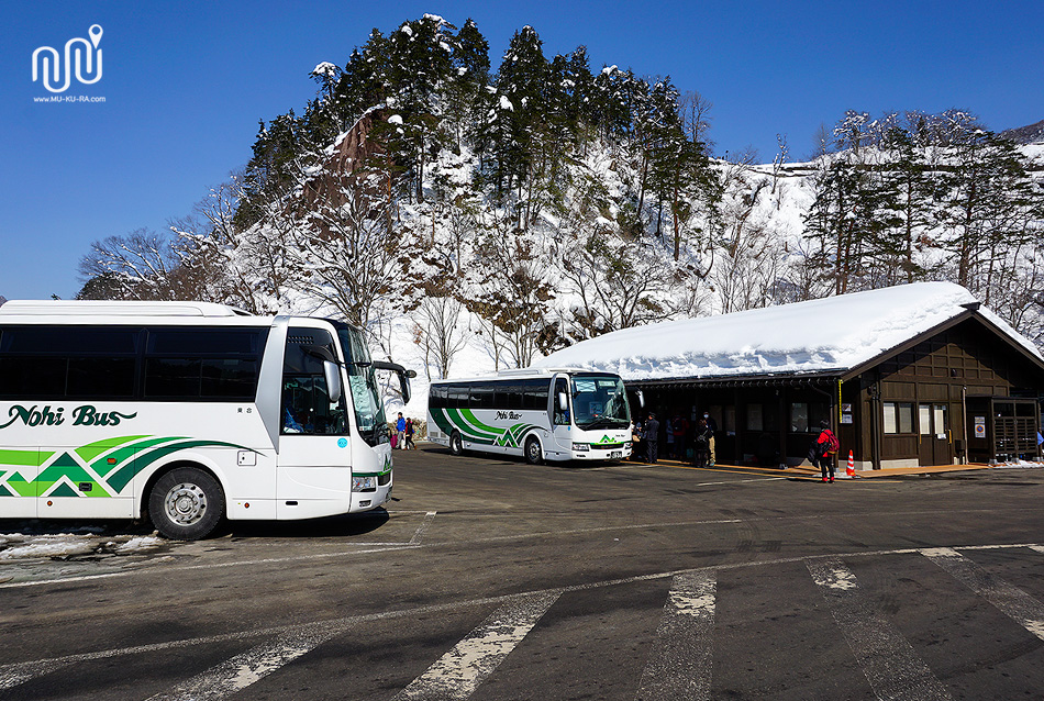ที่จอดรถ Nohi Bus สถานี หมู่บ้านชิราคาวาโกะ (Shirakawa-go)