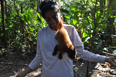 Voluntaria con un ocelote en el centro de animales rescatados de Bolivia.