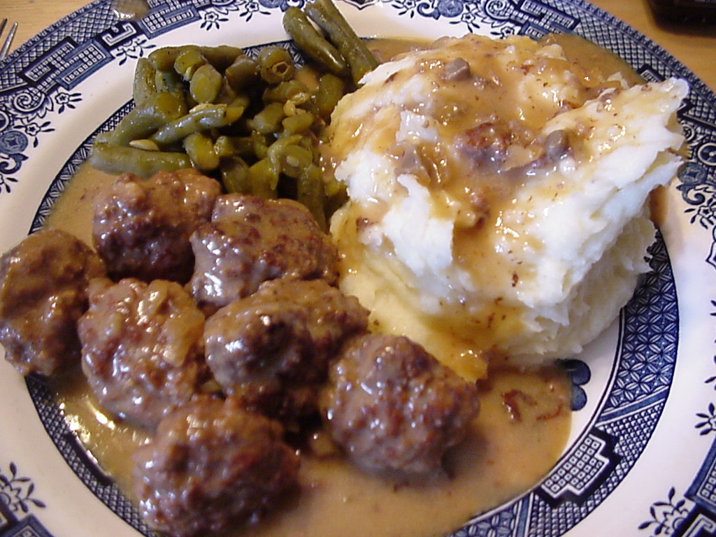COUNTRY WHISPERS Crockpot Meatballs and Gravy