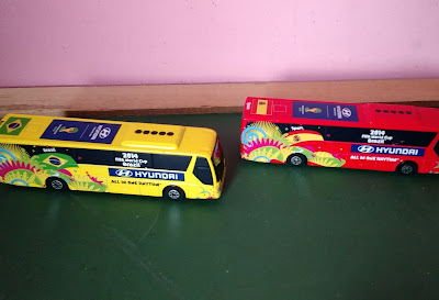 Miniatura de metal onibus Hyundai Universe  da FIFA  Copa 2014, amarelo do Brasil e vermelho da Espanha - 12cm de comprimento  R$ 15,00 cada