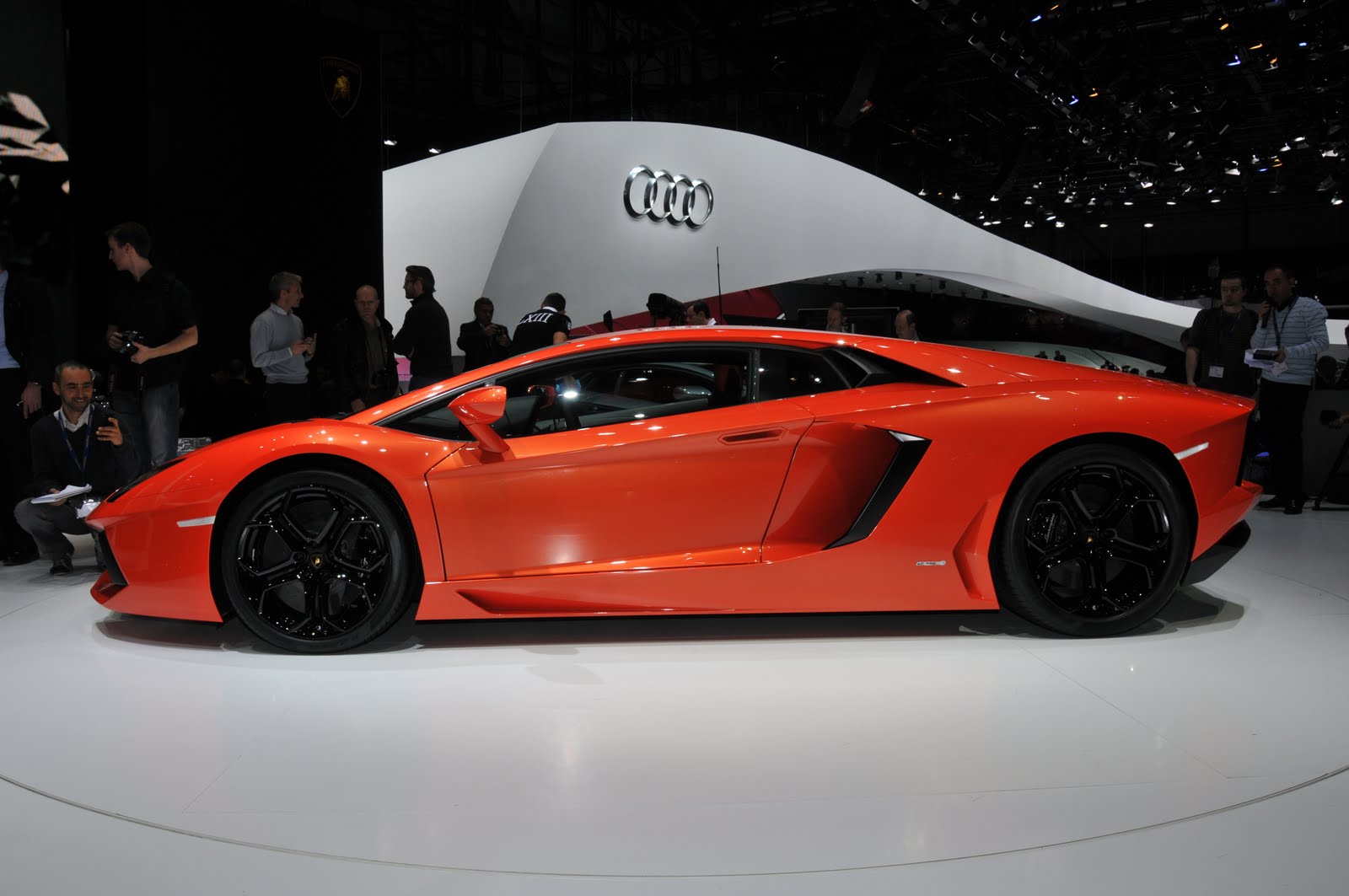 Notícias das 4 rodas desportivas Aventador LP7004