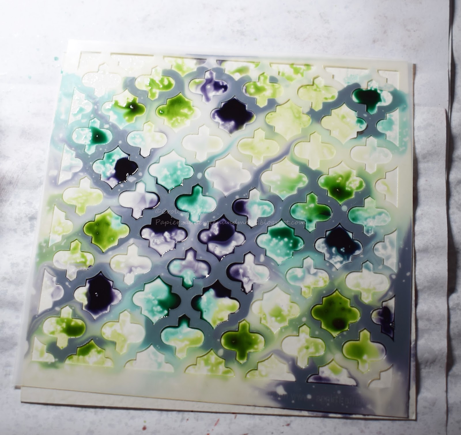 Stempeleinmaleins: Ink Spray and Smash Technik