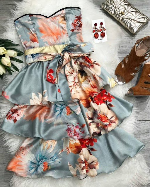 modré květinové letní šaty