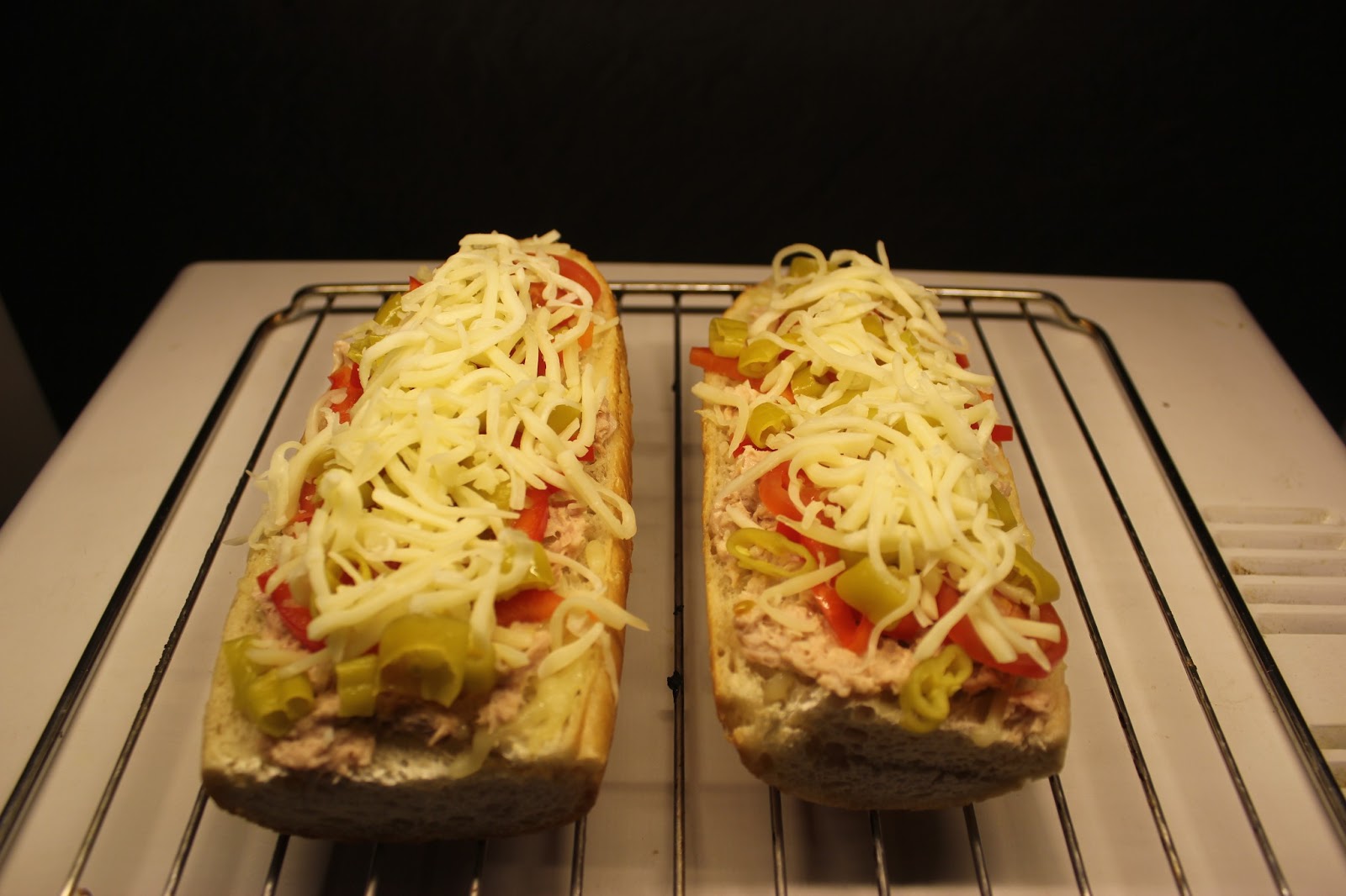 Sweet &amp; Spicy: Abendbrot: Überbackenes Baguette mit Thunfisch, Tomaten ...