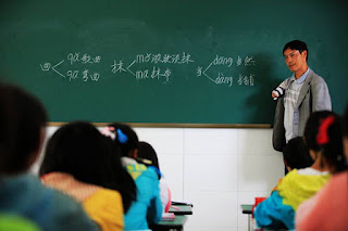 Seorang Guru Asal China Berikut Hebohkan Netizen, Karena Mengajar Tanpa Menggunakan Kedua Tangannya!