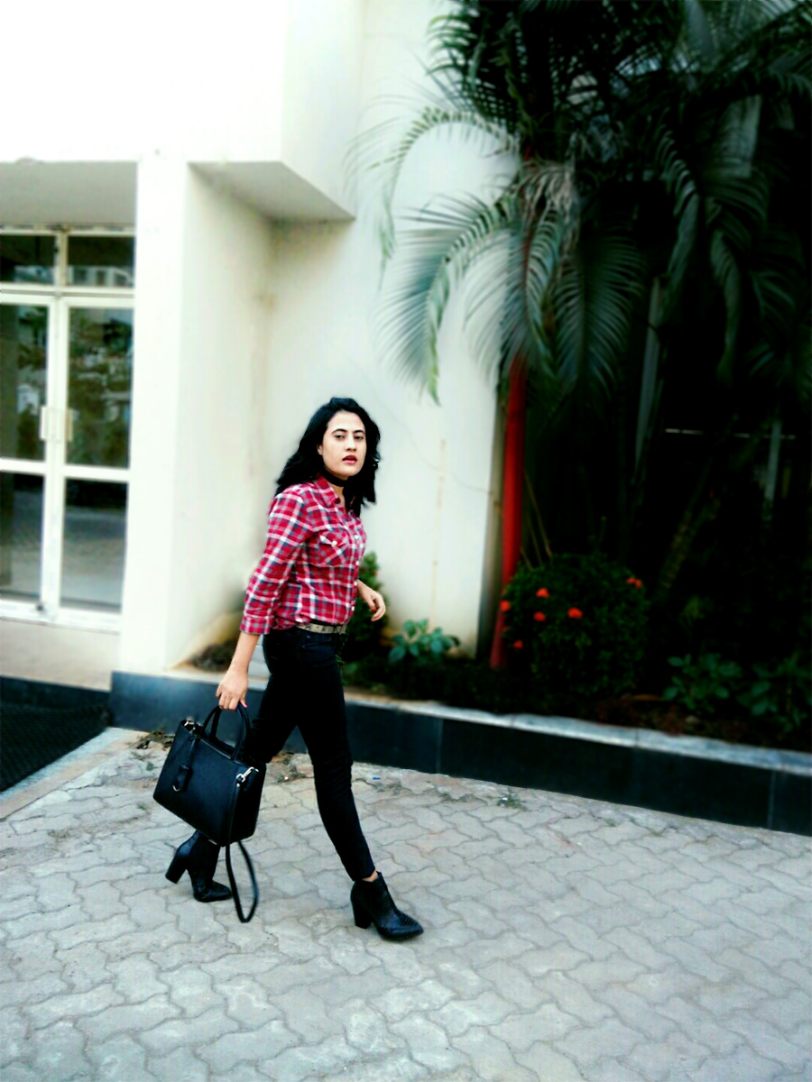 FALL FEEL // PLAID SHIRT |STYLE AND ILLUSTRATION BLOG BY DHEERA JOSHI Zara shirt, Levi's denim ,Mango black Boots,Zara black bag