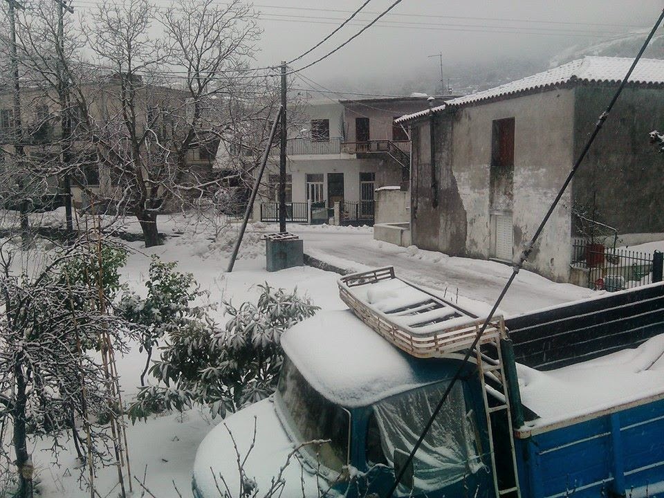 Χιονίζει από το πρωί στους Στρόπωνες (ΦΩΤΟ)