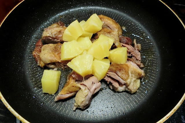 フライパンでパイナップルを焼き、焼き色がついたら鴨肉を戻し入れるて