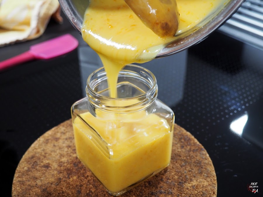 Orange curd de naranjas sanguinas, una crema cuajada básica en pastelería.