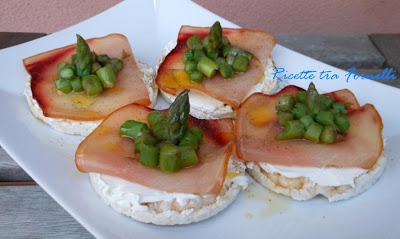 gallette di riso con spada e asparagi