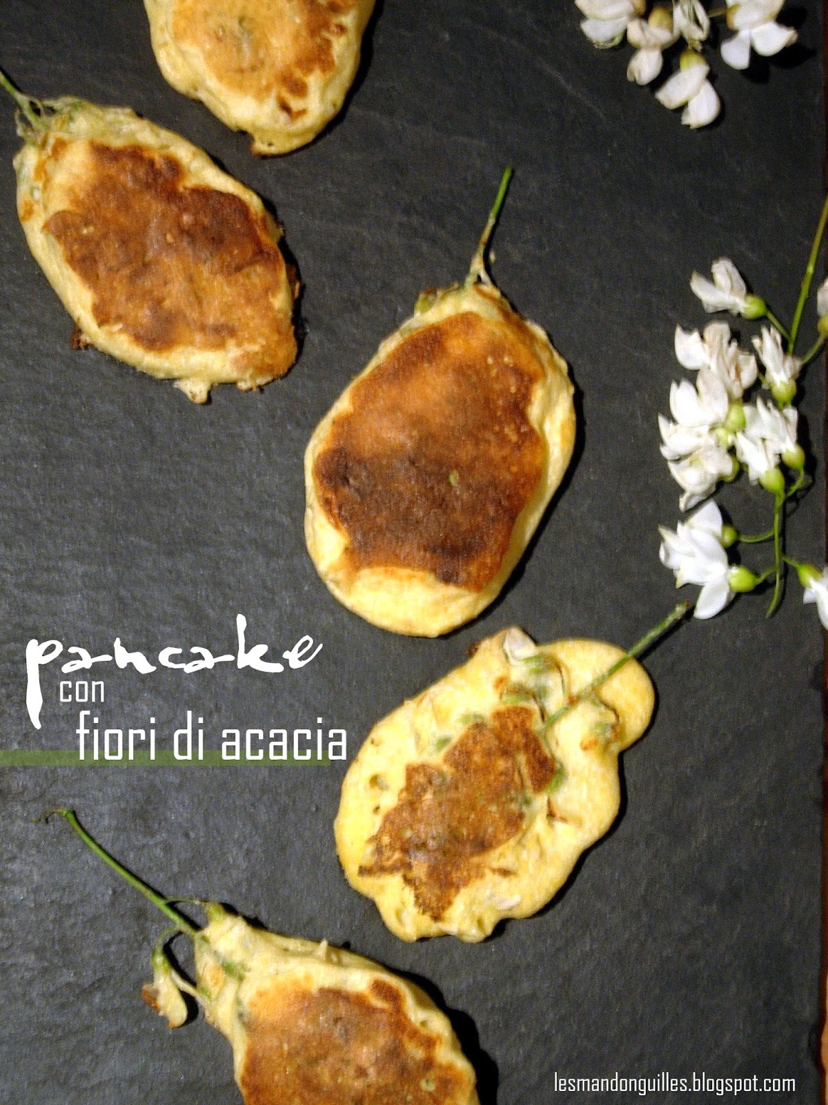 pancake di polenta con fiori di acacia e sciroppo d'acero