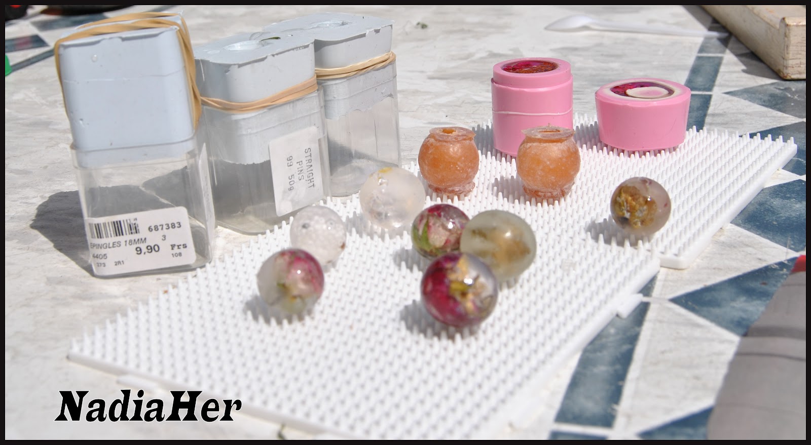 LES BIJOUX DE NADIA: Une leçon sur les moules pour la résine!