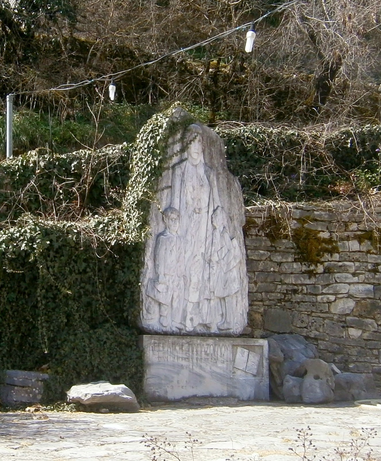 το μνημείο της Αγγελικής Παπάζογλου στη Βίτσα Ζαγορίου