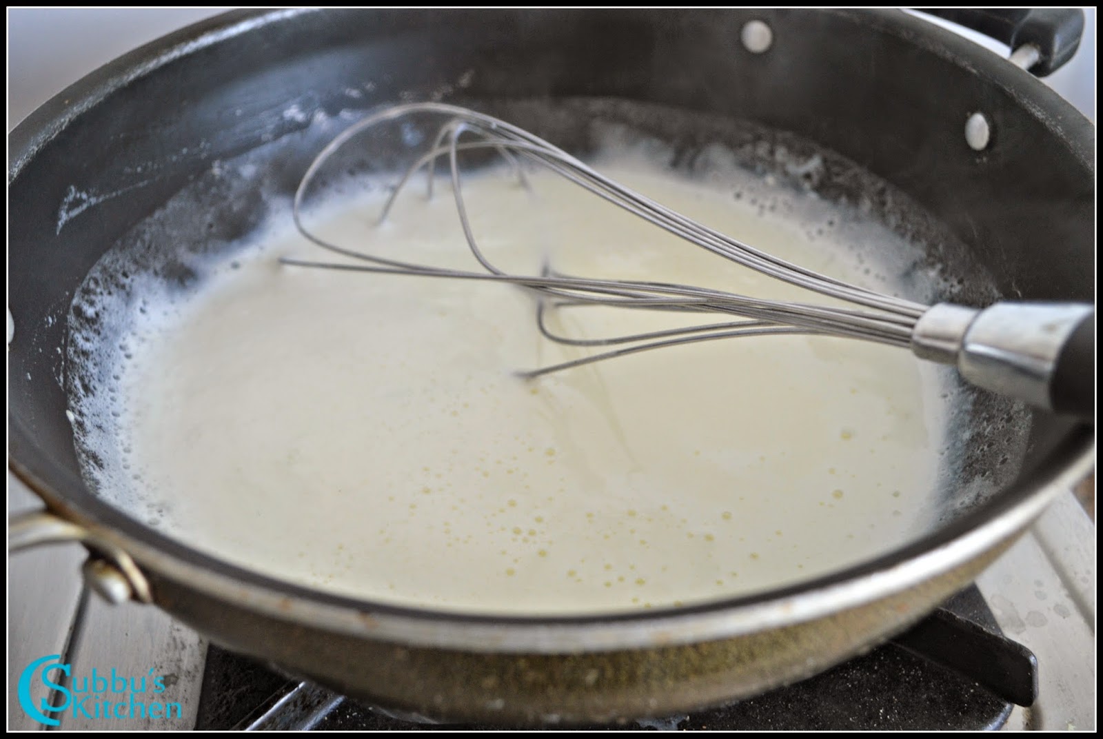 Молоко свернулось. Молоко свернулось при кипячении что можно. Как выглядит свернувшееся молоко при кипячении. Молоко свернулось. Кипяченое молоко.