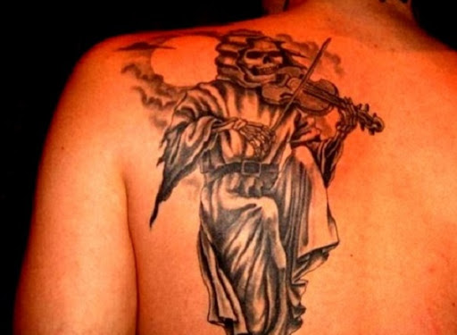 Sim uma única representação do Grim Reaper tatuagem. O reaper tem um violino e aparentemente está jogando em um sereno e silencioso luar.