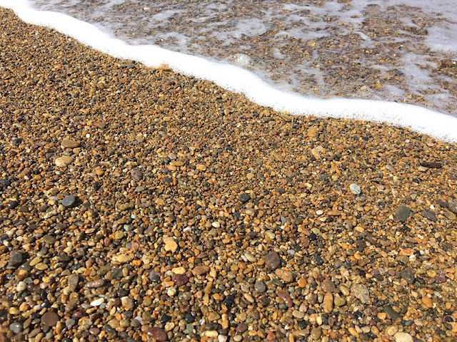 石拾い　海　福井県浜地海水浴場