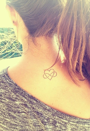 Mais bela pequena tatuagem para a menina em beck pescoço