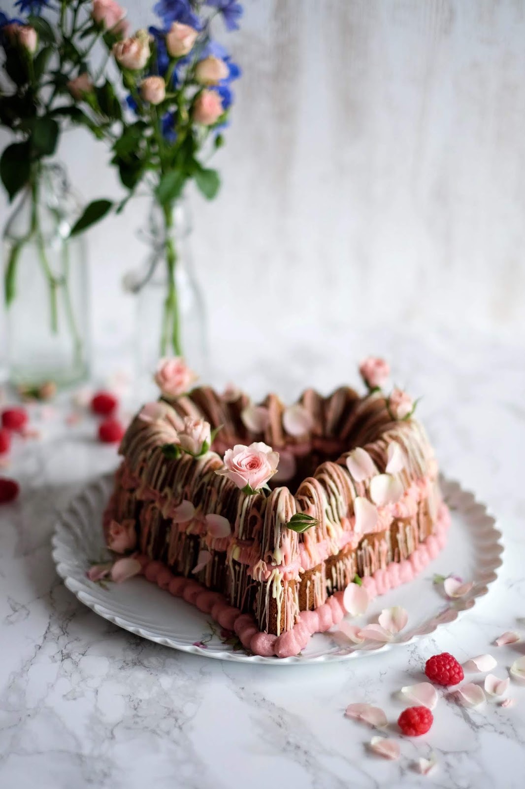 Weißer Schoko Kuchen mit Himbeer Ganache Füllung Marion