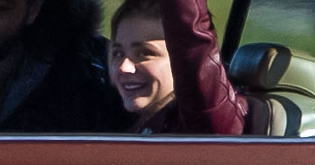 Chloezinha encarando um carro antigo