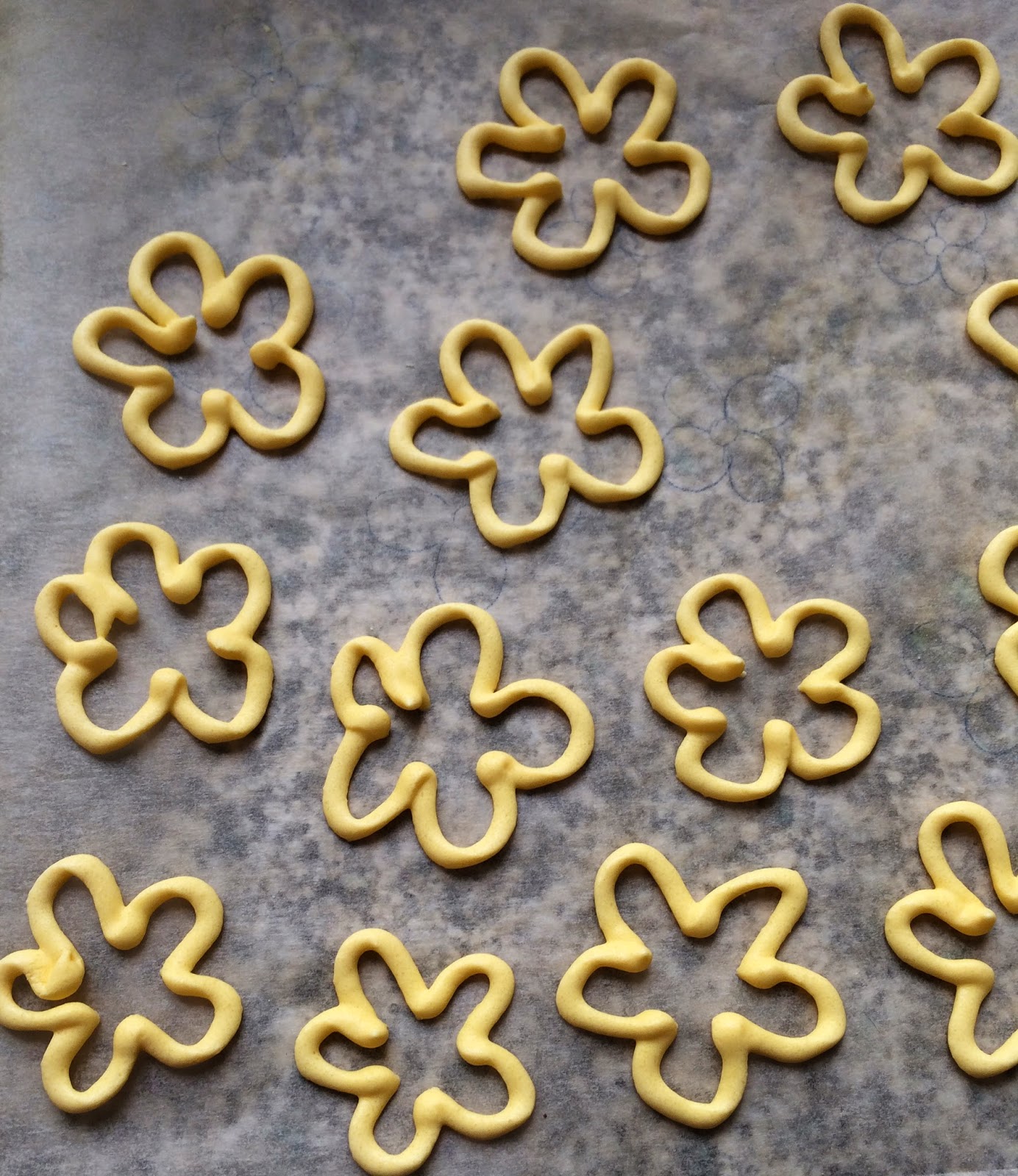 Ramona's Bäckerei: Zitronen-Cupcakes mit Zitronen-Buttercreme-Frosting Ramona's Bäckerei: Zitronen-Cupcakes mit Zitronen-Buttercreme-Frosting