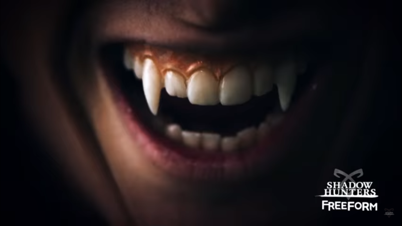 человек с острымиубами. белоснежные зубы мужчины. красивая мужская улыбка зубы. клыки мужские. вампирские клыки мужские.