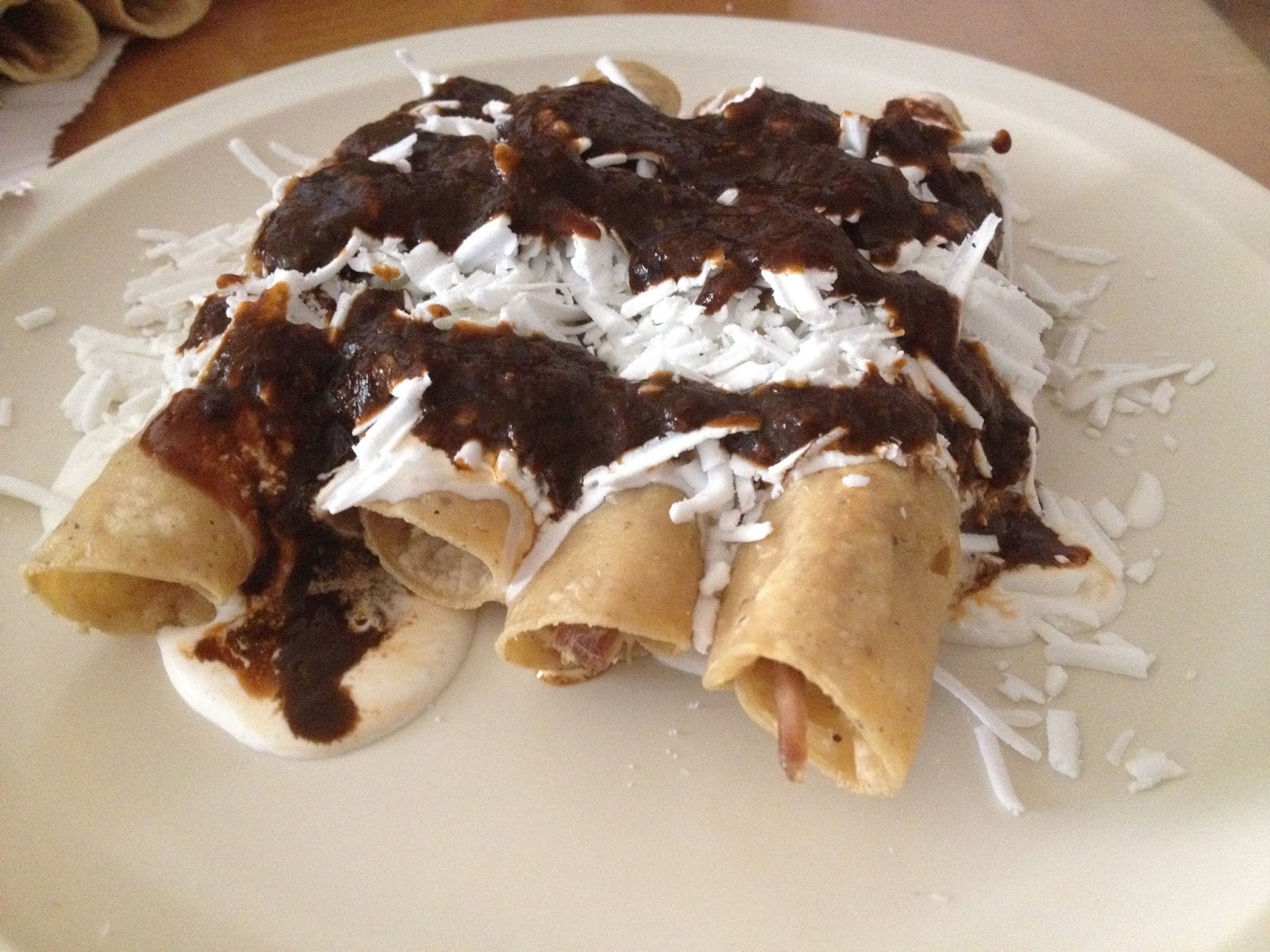 El Niño Envuelto TACOS DORADOS DE CARNE DE RES CON SALSA BORRACHA El Niño Envuelto 0018