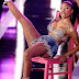 Falsos Implantes no Rabo de "Nicki Minaj" Caem Durante Actuação