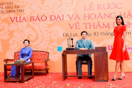 Nguoi dep HHHV Viet Nam tham du le ruoc tuong vua Bao Dai, Hoang hau Nam Phuong - Anh 4