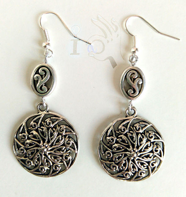 Pendientes-plateados-inspiracion-elfica-Ideadoamano