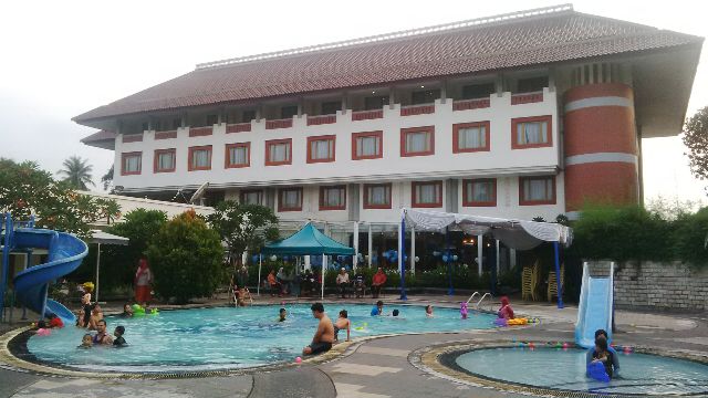 Berenang di Hotel Bumi Wiyata Depok