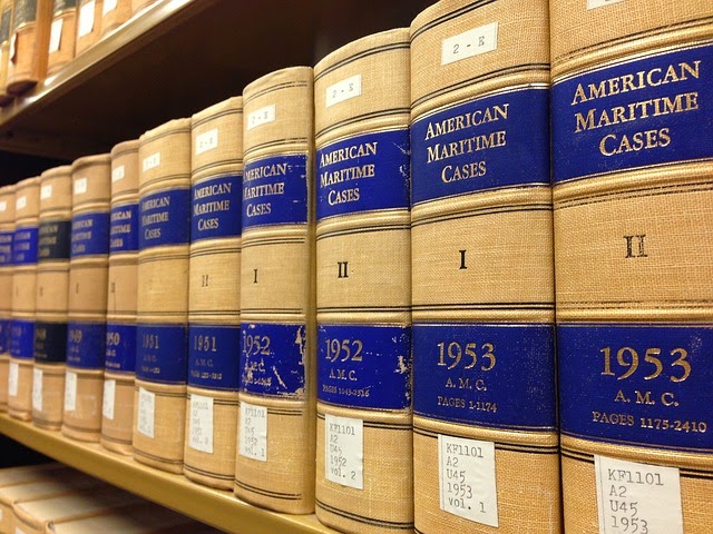 Libros de Derecho con casos