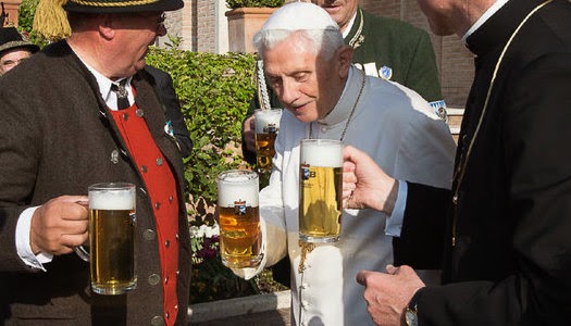 Benedicto XVI celebra cumpleaños con cerveza