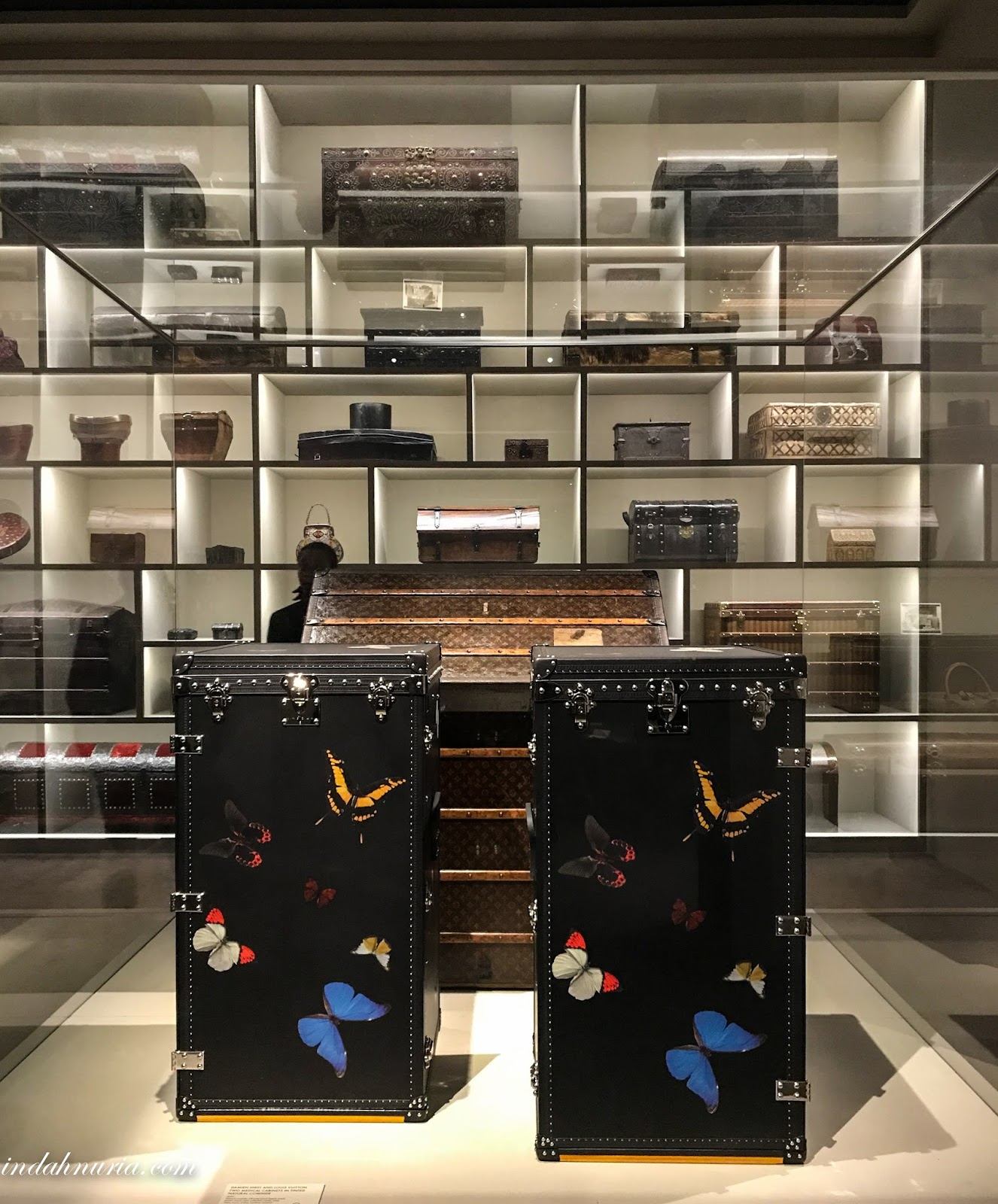 Louis Vuitton Pin Set - New York Exhibit - Volez, Voguez, Voyagez - New,  unworn