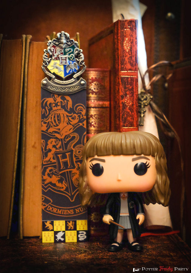Hermione Funko Pop et le marque-page Poudlard chez FandeGoodies
