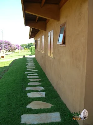 Pisadeira de pedra no jardim com pedra São Tomé sendo tipo cacão. Pisadeira em volta da construção da casa em sítio em Atibaia-SP.