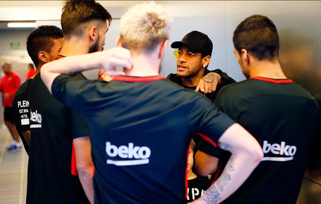 Neymar visita de sorpresa a sus amigos del Barça