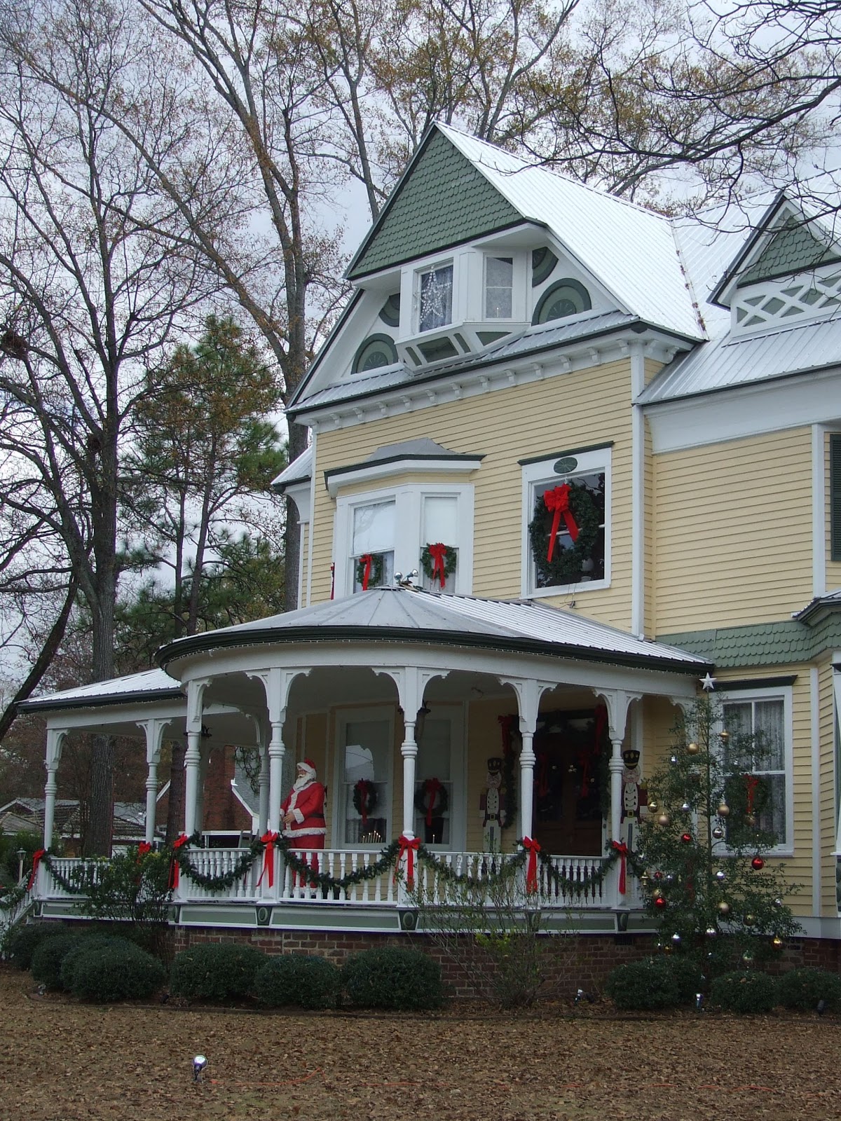 My Blue Cottage: Favorite Decorated House for Christmas