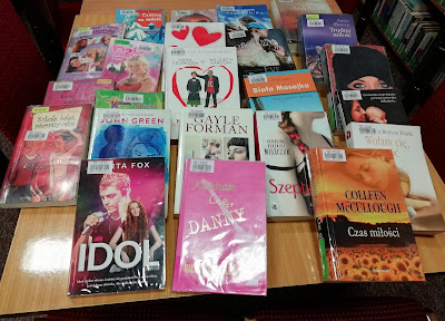 Na stoliku ułożone książki o miłości, m.in. "Idol" Fox, "Szeptucha" Miszczuk czy "Gwiazd naszych wina" Greena