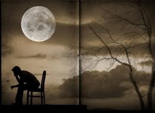 Se você conhece o autor desta imagem, por favor nos informe para que possamos atribuir-lhe os devidos créditos. Obrigado. Paisagem noturna, com uma lua cheia, um jovem sentado, cabeça baixa, tristonho.