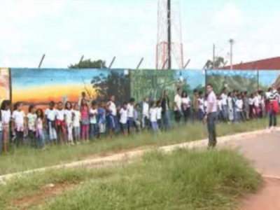 Pais e alunos protestam contra remoção de pinturas com críticas sociais de muro de escola do DF