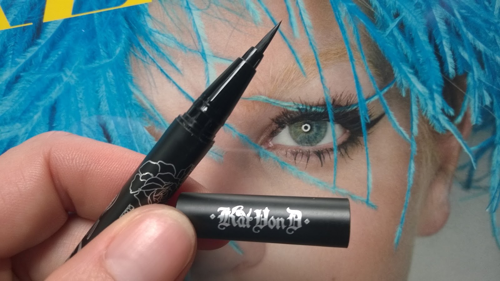 Minitalla de Eyeliner Kat Von D con Harper's Bazaar Contando Mis
