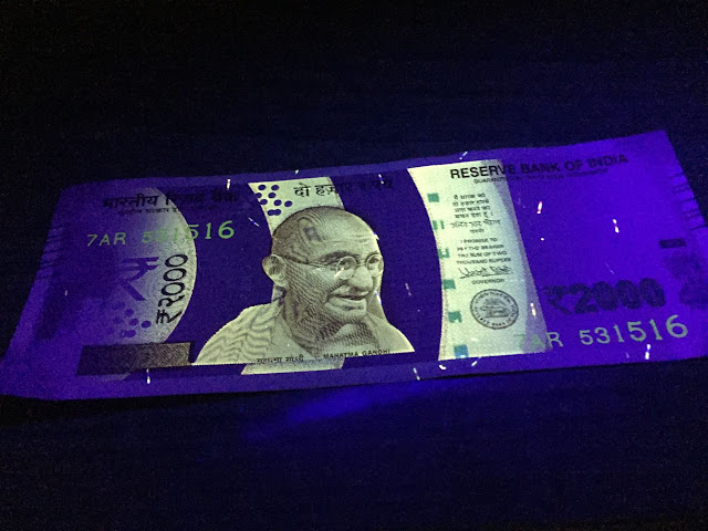 UV light வெளிச்சத்தில் ரூ.2,000 நோட்டு எப்படி இருக்குமென்று தெரியுமா..!? UV light வெளிச்சத்தில் ரூ.2,000 நோட்டு எப்படி இருக்குமென்று தெரியுமா..!?