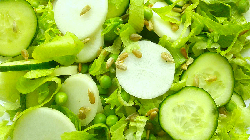 салат с зеленым горошком с сыром. салат с сельдереем и зеленым горошком. салат с дайконом и горошком. салат с огурцами. салат из огурцов и зеленого горошка.