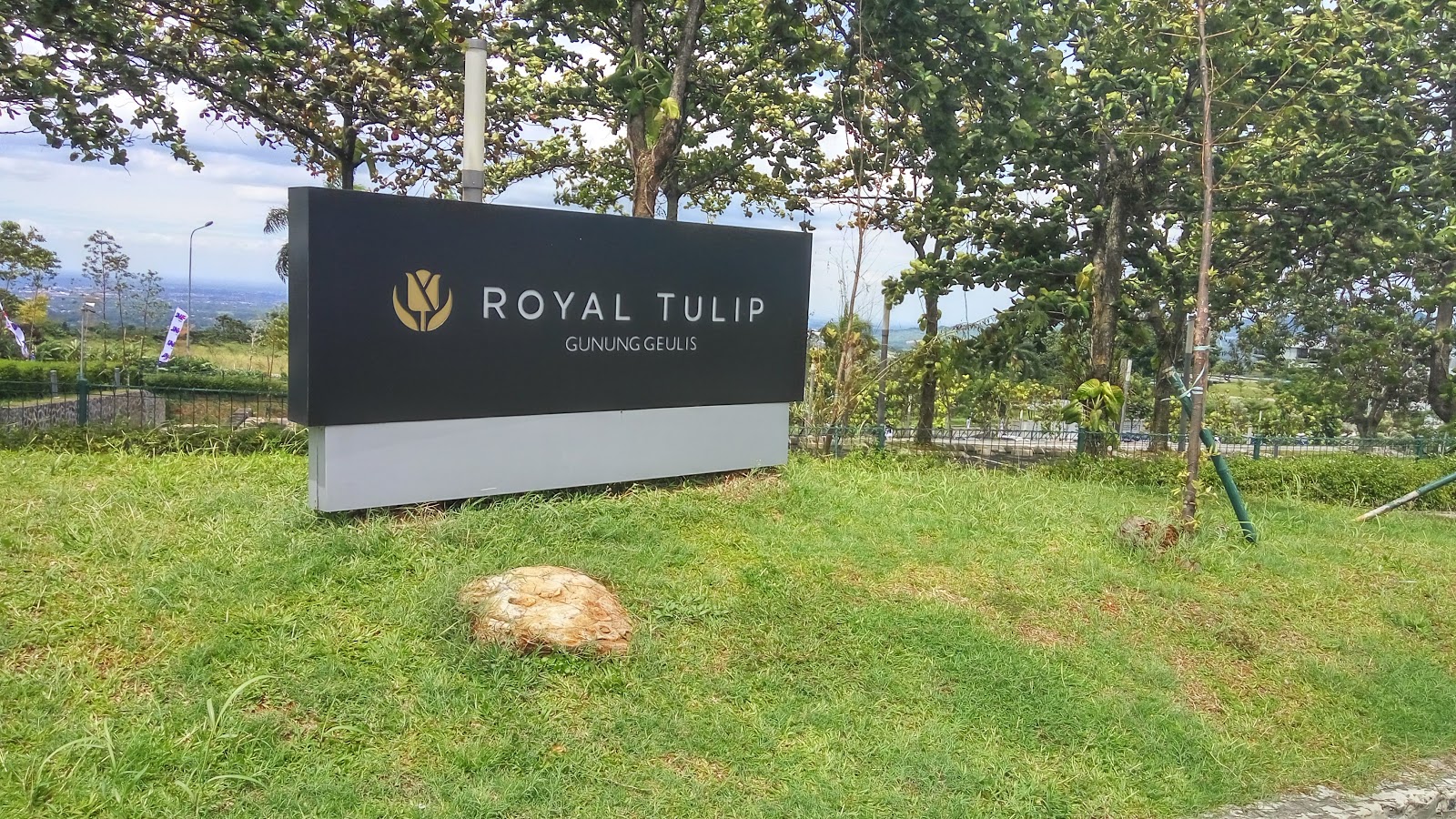 Royal Tulip Gunung Geulis Golf Resort Di Pegunungan Ghumi