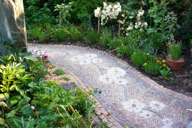 With a small effort you can make your backyard more beautiful and elegance. Stepping stones path will create extra decor. Their elegance look will contribute extra feelings and nature lovers environment that will gives memorable moment to your guest and visitors. Check these 65 interesting ideas to make stepping stones in different styles