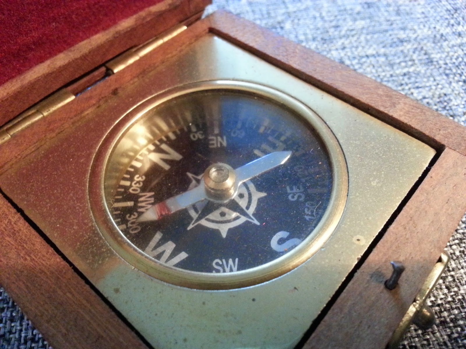 VINTAGE COMPASS WOOD BOX