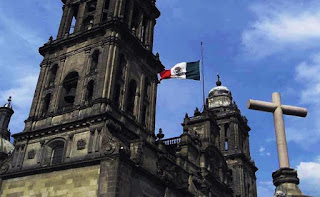 estatua de cristo que gira su cabeza estatua de cristo que gira su cabeza durante una misa en una iglesia de mexico