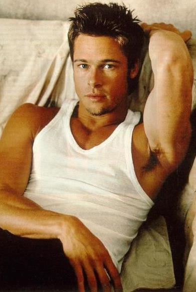 Brad Pitt Foto de Brad Pitt recostado en una cama